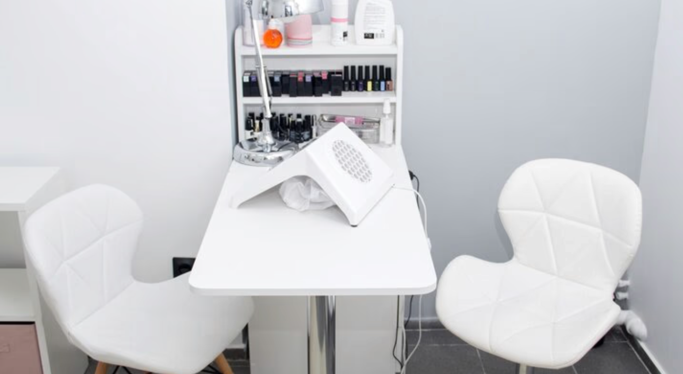 Як правильно організувати робоче місце для домашнього манікюру